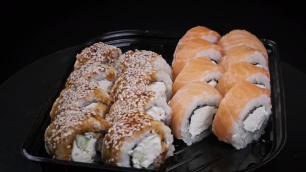 Rolos Sushi Caixa Plástico Está Girando Close Takeaway Sushi Japonês — Vídeo de Stock