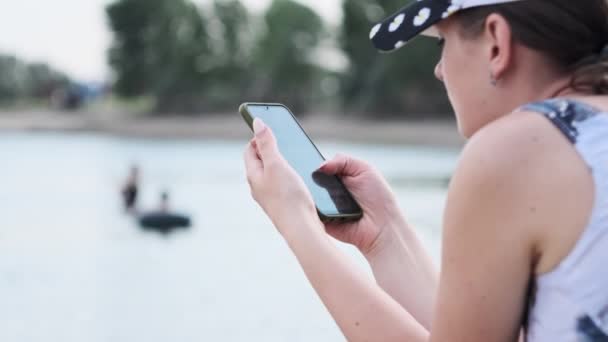 Mujer Joven Utiliza Teléfono Inteligente Playa Hermosa Chica Traje Baño — Vídeos de Stock