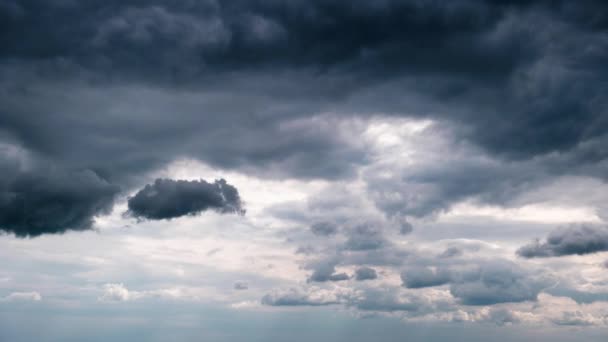 하늘을 나르는 구름의 시간이 흘렀습니다 어두운 뭉게구름은 구름의 공간에서 모양을 — 비디오