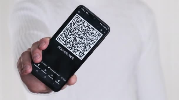 Mannelijke Hand Toont Code Smartphone Witte Achtergrond Inschrijving Het Mobiele — Stockvideo