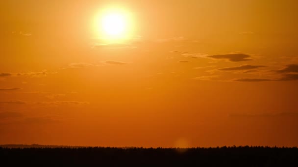 Dramatischer Sonnenuntergang Mit Sonnenstrahlen Himmel Durch Orangefarbene Wolken Zeitraffer Horizont — Stockvideo