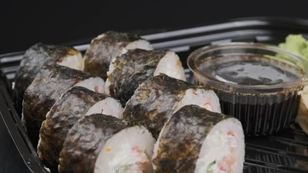 Japon Suşi Ruloları Plastik Kutuda Dönüyor Yakın Plan Zencefilli Wasabi — Stok video