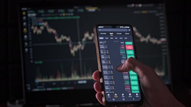 Investor Kontroluje Cenu Kryptoměny Obrazovce Chytrého Telefonu Mnoho Kryptografických Aktiv — Stock video