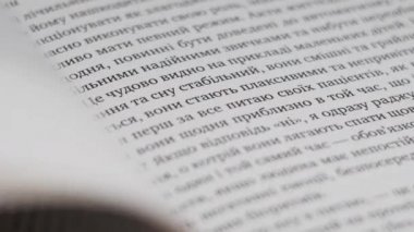 Kitap çevirme sayfaları, yakın çekim, yavaş çekim. Erkek eli bir kitabın sayfalarını karıştırır, seçici odaklanma. Kalın bir kitabın sayfalarını hızlıca çeviriyorum. Ayrıntılı görüş. Okuma, öğrenme, kendini eğitme.