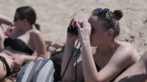 Schöne Mädchen Blickt Durch Ein Fernglas Auf Den Strand Eine — Stockvideo