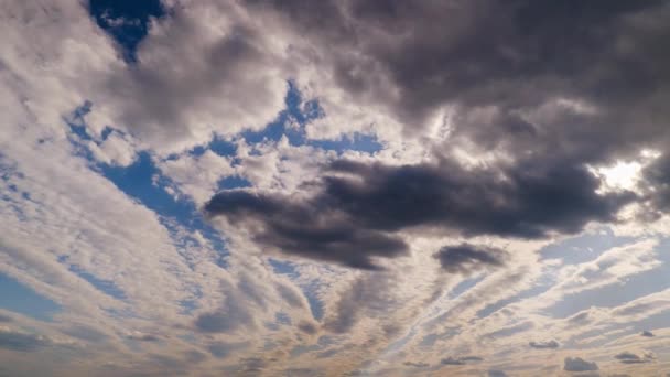 Wolken Blauwe Lucht Bewegen Langzaam Veranderen Van Vorm Timelapse Gelaagde — Stockvideo