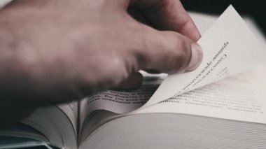 Kitap çevirme sayfaları, yakın çekim, yavaş çekim. Erkek eli bir kitabın sayfalarını karıştırır, seçici odaklanma. Kalın bir kitabın sayfalarını hızlıca çeviriyorum. Ayrıntılı görüş. Okuma, öğrenme, kendini eğitme.
