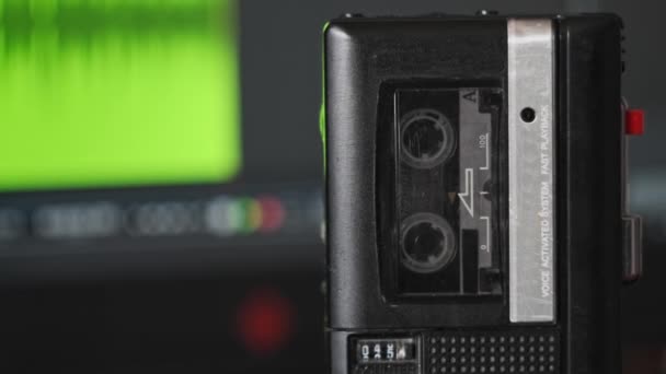 微型盒式磁带上的便携式录音机录音或访谈 与带有音频记录频谱的笔记本电脑相对照的记录 手持声纳录音机上的语音记录器 复古播放器 — 图库视频影像