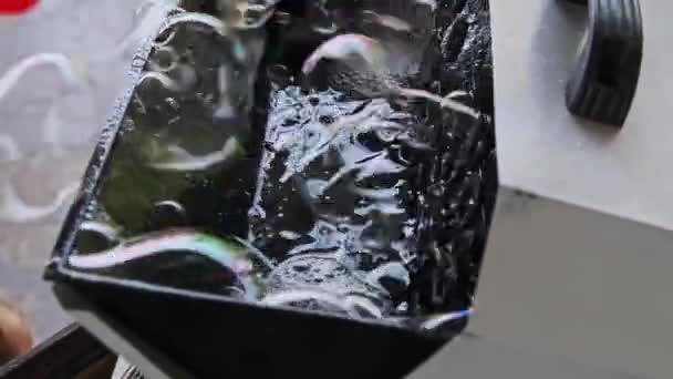 Automatyczna Maszyna Dmuchania Baniek Mydlanych Stosowana Podczas Wakacji Dla Dzieci — Wideo stockowe