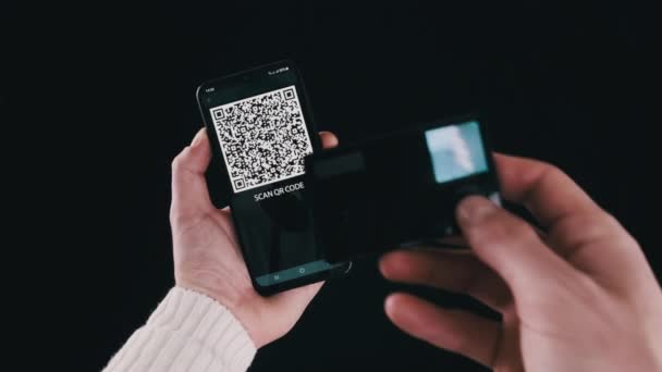 Young Man Uses Portable Cold Crypto Wallet Scan Code Smartphone — Wideo stockowe