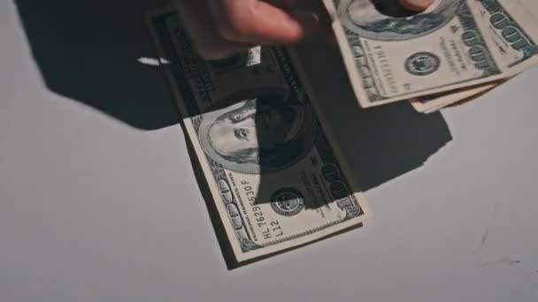 Beyaz Bir Masada Eski 100 Dolarlık Banknotları Saymak Erkek Eller — Stok video