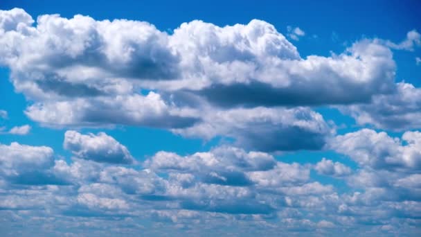 Timelapse Nubes Cúmulos Moviéndose Cielo Azul Las Nubes Luz Cambian — Vídeos de Stock