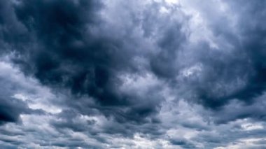Gökyüzünde hareket eden dramatik fırtına bulutlarının zamanı. Kara kümülüs bulutları bulut uzayında şekillerini değiştirir. Gökyüzü manzaralı. Dramatik atmosfer geçmişi, zaman atlaması. Hava değişikliği. Doğa. 4K