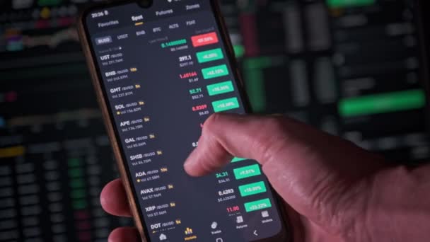 Yatırımcı Akıllı Telefon Ekranındaki Kripto Para Birimini Kontrol Ediyor Birçok — Stok video