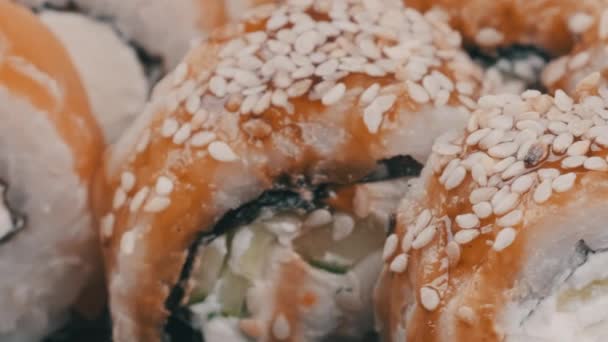 Sushi Rola Girando Perto Sushi Japonês Fresco Com Queijo Filadélfia — Vídeo de Stock