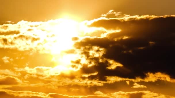 Drámai Naplemente Napsugarakkal Égen Narancssárga Rétegű Felhőkön Timelapse Nagy Sárga — Stock videók