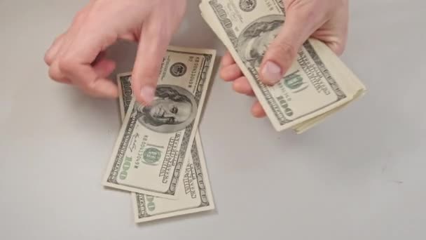 Contando Billetes Viejos Cien Dólares Una Mesa Blanca Manos Masculinas — Vídeo de stock