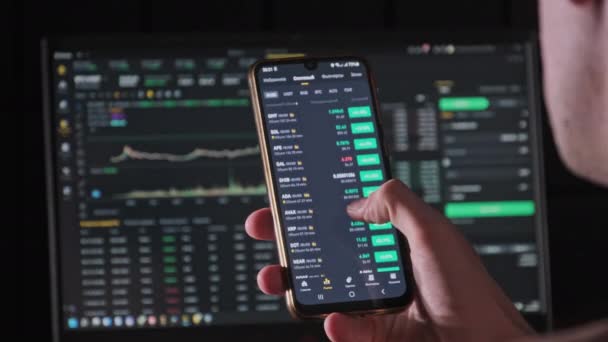Investor Checking Cryptocurrency Price Smartphone Screen Many Crypto Assets Show — Vídeo de Stock