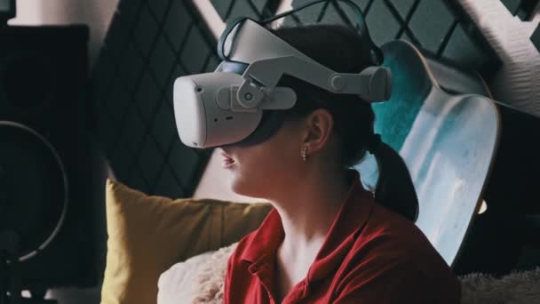Jonge Vrouw Een Virtual Reality Helm Zittend Een Bank Communicerend — Stockvideo