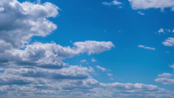 Timelapse Nubes Cúmulos Moviéndose Cielo Azul Las Nubes Capas Claras — Vídeos de Stock