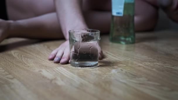 Αργή Κίνηση Ενός Αλκοολικού Πέφτει Στο Πάτωμα Ένα Χυμένο Ποτήρι — Αρχείο Βίντεο