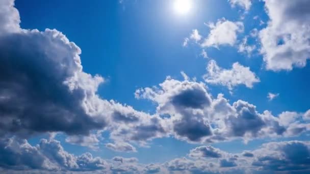 Tijdsverloop Van Gelaagde Wolken Bewegen Blauwe Lucht Onder Heldere Zon — Stockvideo