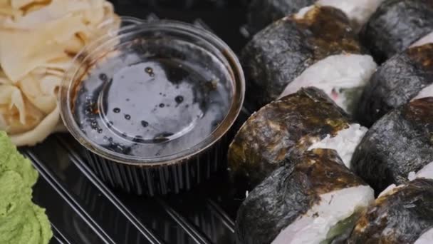 Rotoli Sushi Giapponese Scatola Plastica Rotante Primo Piano Takeaway Sushi — Video Stock