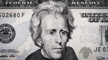 Amerikan dolarlarının farklı değerlerdeki banknotları duraksama hareketinde birbirlerini değiştirirler. Değişen, döngüye giren, yakın plan kağıt banknotların animasyonu. Nakit para efekti, fiat parası. Finans