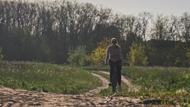 Žena Kole Jezdí Lesní Stezce Zelené Oblasti Slunečného Letního Dne — Stock video