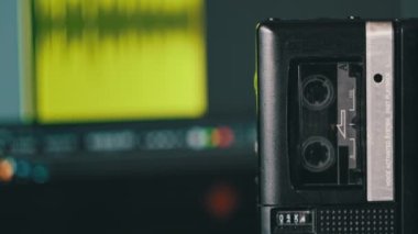 Mini Cassette 'deki Portatif Teyp Kayıtları Ses veya Röportajlar. Ses kayıt spektrumlu dizüstü bilgisayara karşı kayıtlar. El yapımı ses kayıt cihazının ses kaydı. Retro oynatıcı, telefon çağrısı.