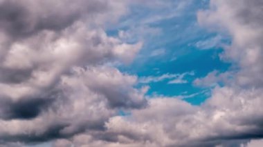 Kümülüs bulutlarının mavi gökyüzünde hareket etme zamanı. Işık bulutları bulut uzayında şekillerini değiştirirler. Harika bir gökyüzü. Dramatik atmosfer geçmişi, zaman atlaması. Uzayı kopyala Hava değişikliği. Doğa. 4K