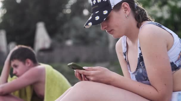 Menina Bonita Maiô Senta Uma Praia Areia Com Telefone Suas — Vídeo de Stock