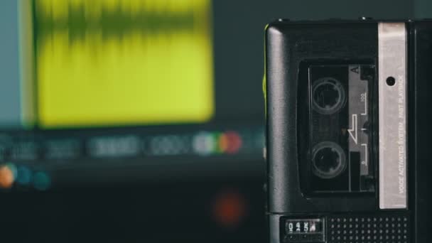 Přenosný Magnetofon Nahrává Zvuk Nebo Rozhovory Mini Kazetě Nahrává Proti — Stock video