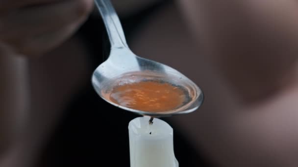 Preparando Una Dosis Heroína Una Cuchara Sobre Una Llama Vela — Vídeo de  stock © VRSprod #582755598