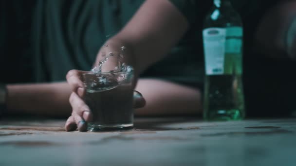 Hombre Borracho Cae Suelo Con Vaso Lleno Vodka Sobredosis Alcohol — Vídeos de Stock