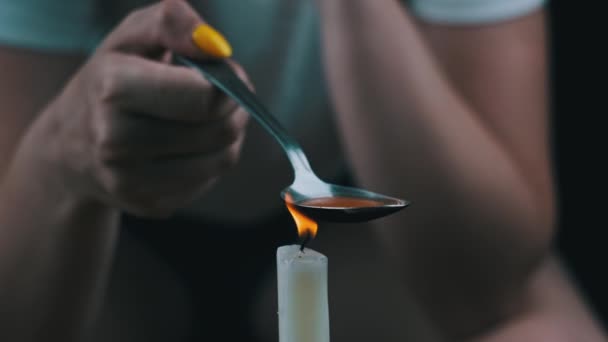 女吸毒者用勺子在烛焰上烹调毒品 通过使麻醉液沸腾和起泡 使其在火上加热 作物瘾君子准备海洛因剂量 硬性麻醉物质四 后续行动 — 图库视频影像