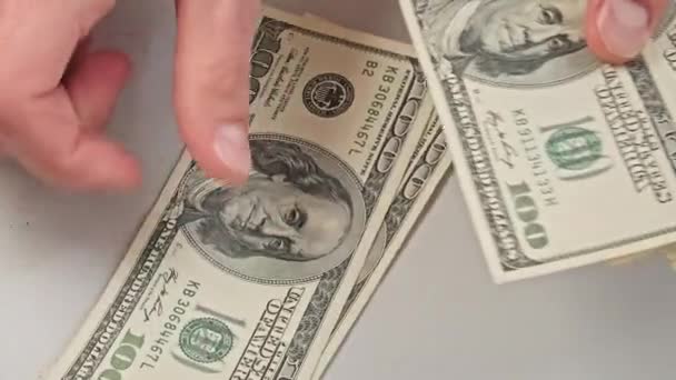 Beyaz Bir Masada Eski 100 Dolarlık Banknotları Saymak Erkek Eller — Stok video