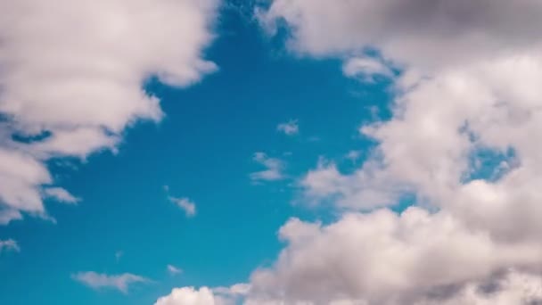 Načasování Hromadných Mraků Pohybujících Modré Obloze Chlupaté Mraky Mění Svůj — Stock video