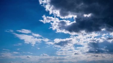 Kümülüs bulutlarının mavi gökyüzünde güneşin altında hareket etme zamanı. Bulutlar bulut uzayında şekillerini değiştirirler. Harika bir gökyüzü. Dramatik atmosfer geçmişi, zaman atlaması. Hava değişikliği. Doğa. 4K