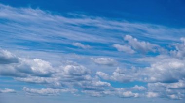 Kümülüs bulutlarının mavi gökyüzünde hareket etme zamanı. Işık katmanlı bulutlar bulut uzayında şekillerini değiştirirler. Harika bir gökyüzü. Bulutların arka planı, zaman atlaması. Uzayı kopyala Hava değişikliği. Doğa. 4K