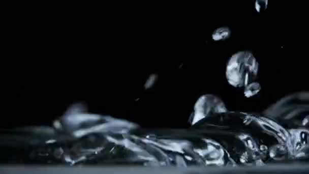 Багато Крапель Води Падають Поверхню Води Повільному Русі Макросерії Дощ — стокове відео