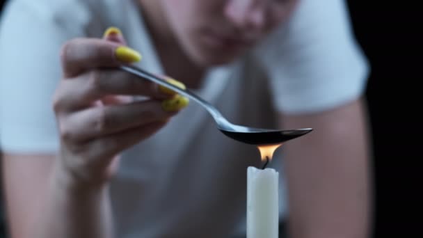 Mujer Drogadicta Cocinando Drogas Cuchara Llamas Velas Calentando Fluido Narcótico — Vídeo de stock