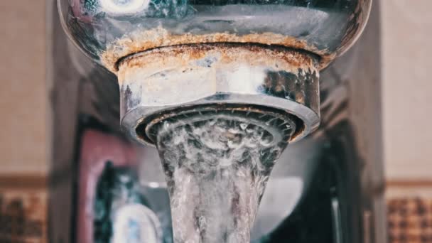 Макро Вистрілив Крану Воду Повільному Русі Реактивний Струмінь Води Тече — стокове відео