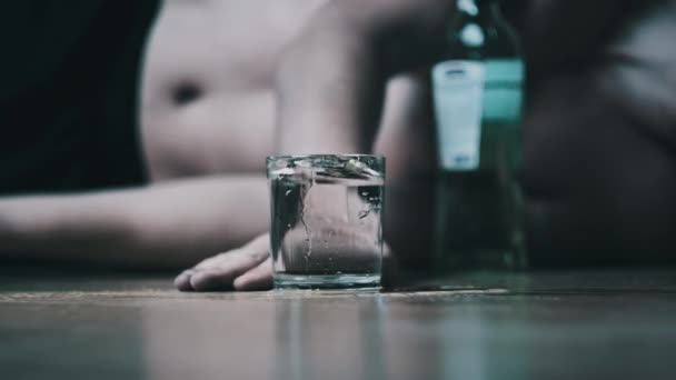 Uomo Ubriaco Cade Terra Con Bicchiere Pieno Vodka Overdose Alcol — Video Stock