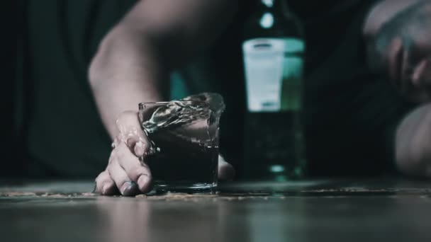 Alcohólico Cae Suelo Con Vaso Vodka Derramado Suelo Sobredosis Alcohol — Vídeo de stock