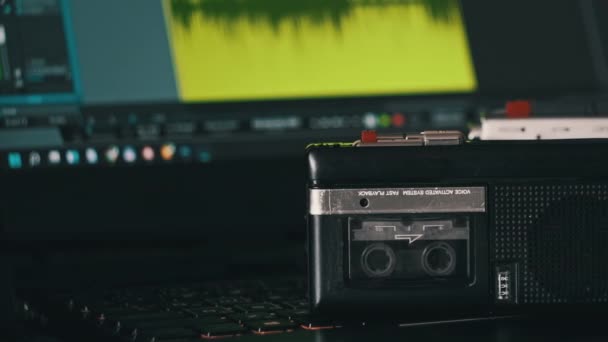 Gravar Áudio Gravador Fita Portátil Contra Laptop Com Espectro Gravação — Vídeo de Stock