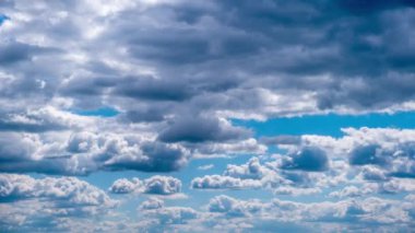Kümülüs bulutlarının mavi gökyüzünde hareket etme zamanı. Işık bulutları bulut uzayında şekillerini değiştirirler. Harika bir gökyüzü. Dramatik atmosfer geçmişi, zaman atlaması. Uzayı kopyala Hava değişikliği. Doğa. 4K