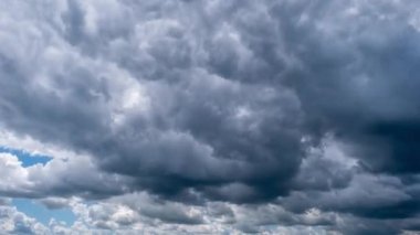 Gökyüzünde hareket eden dramatik fırtına bulutlarının zamanı. Kara kümülüs bulutları bulut uzayında şekillerini değiştirir. Gökyüzü manzaralı. Dramatik atmosfer geçmişi, zaman atlaması. Hava değişikliği. Doğa. 4K