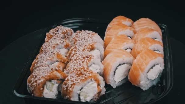 Sushi Rullar Plastlåda Roterar Närbild Färsk Japansk Sushi Med Philadelphiaost — Stockvideo