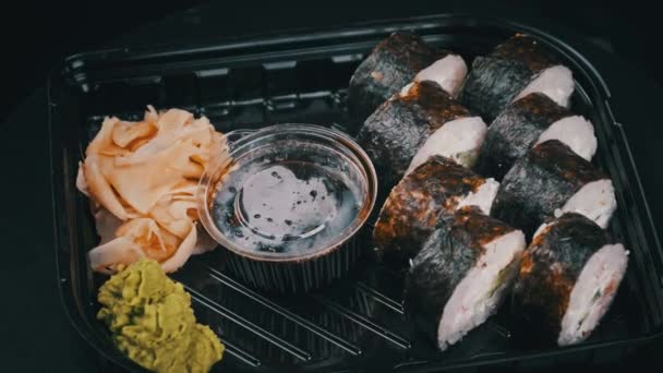 Rolos Sushi Japonês Caixa Plástico Está Girando Close Takeaway Sushi — Vídeo de Stock